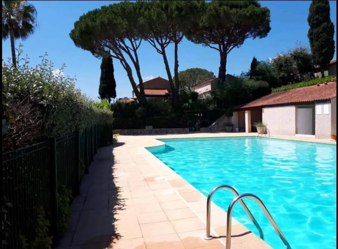 Maison 30 M2 + Piscine - Golfe De Saint Tropez contacts